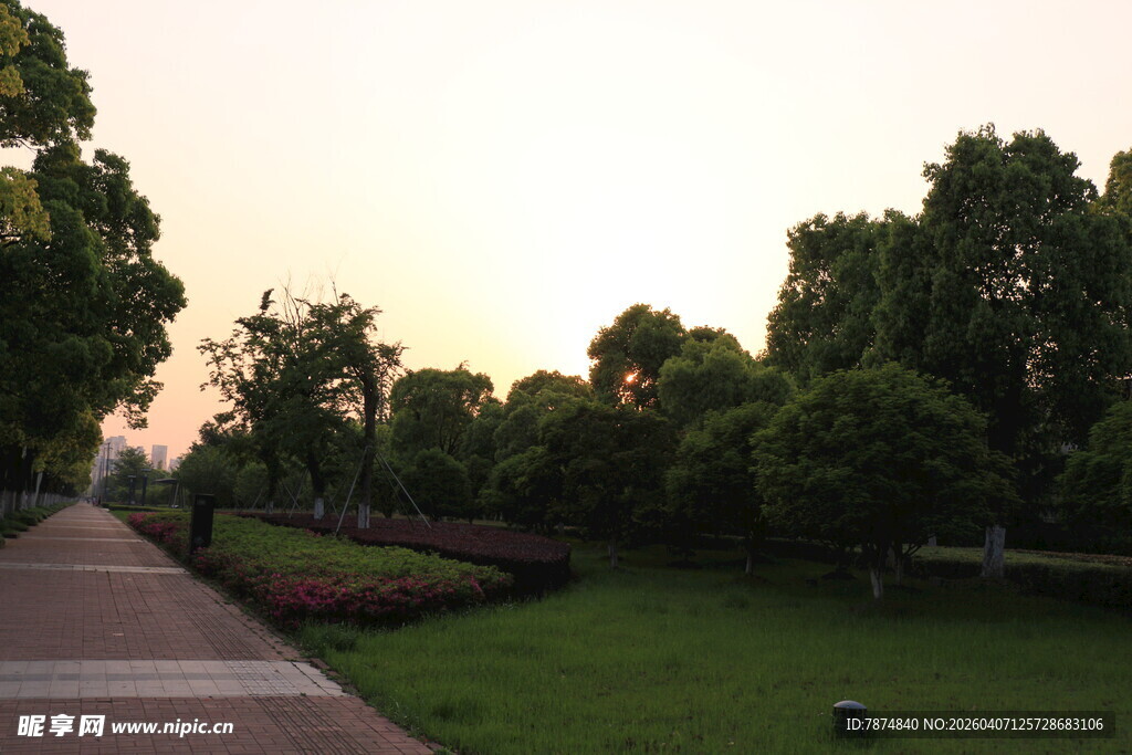 黄昏下的静谧园林小径