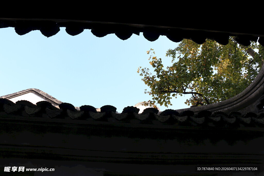 中式屋檐下的蓝天绿树