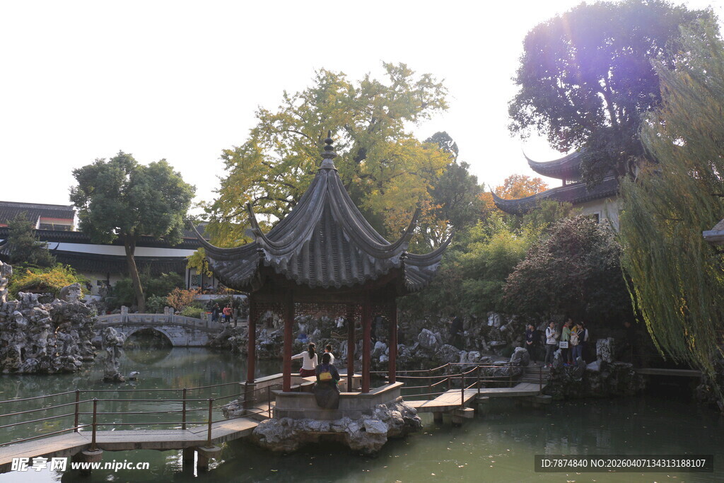 中式园林湖畔雅致凉亭