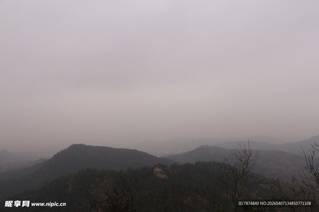 雾霭中的山峦景色