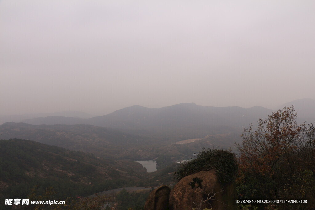 山间雾霭中的静谧景色