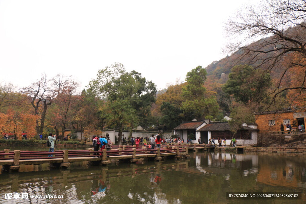 湖畔古桥边的游人景致
