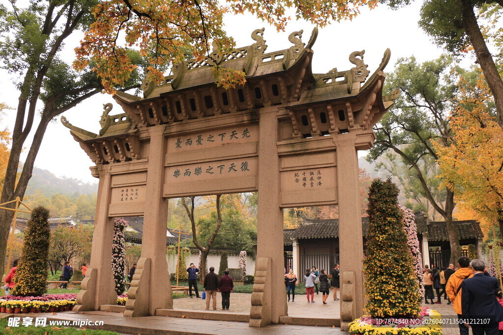 秋日古牌坊景致