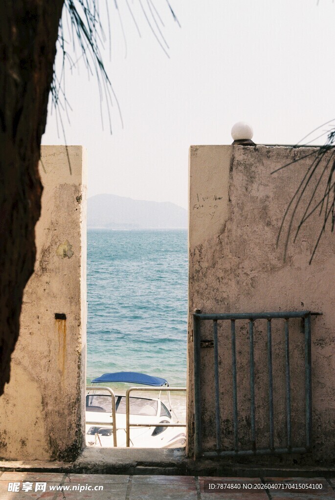 透过门洞看海边风景