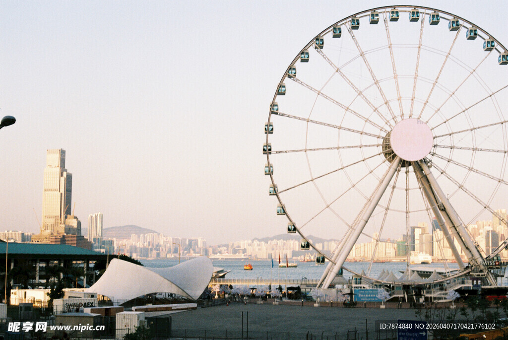城市中的巨型摩天轮景观