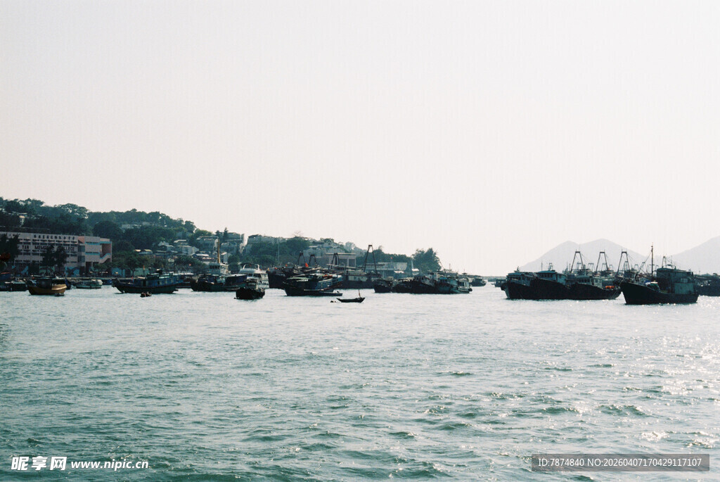 海上船只与岸边景致