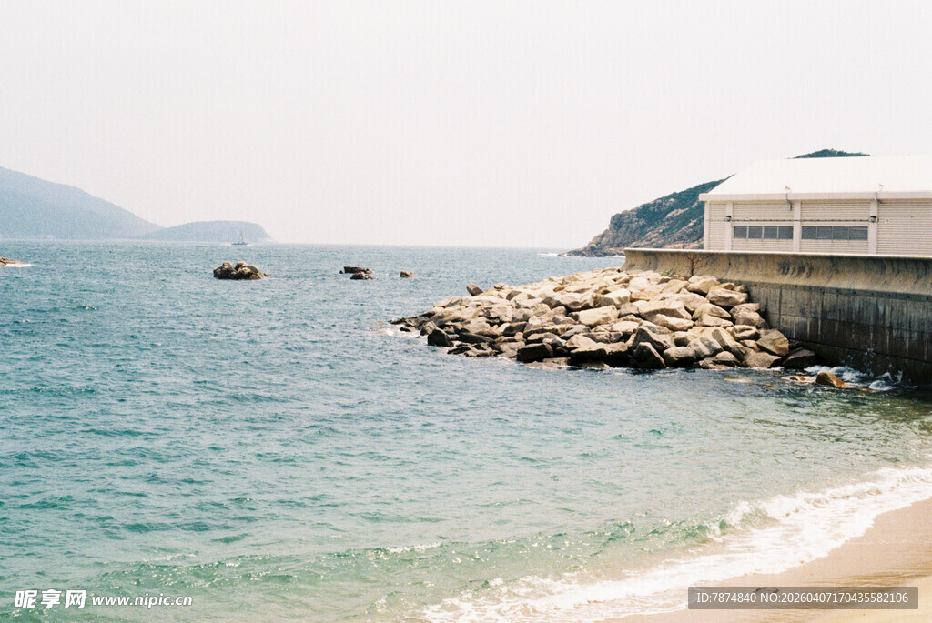 海边栈桥旁的宁静海景