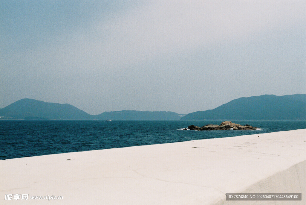 海边白墙望碧海青山