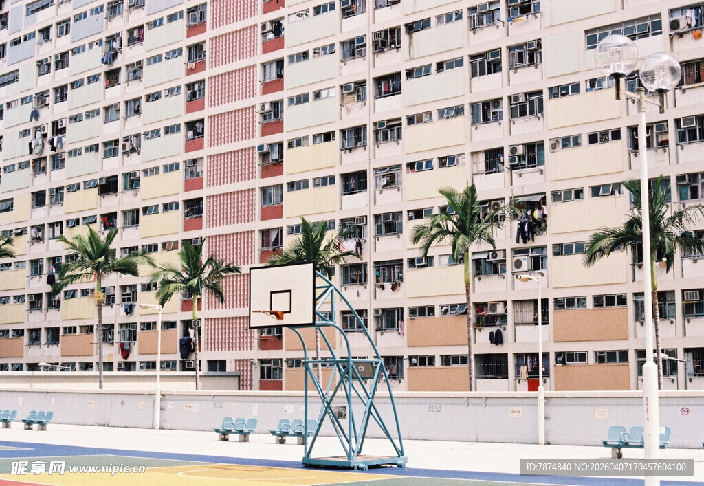 多彩居民楼旁的休闲场景