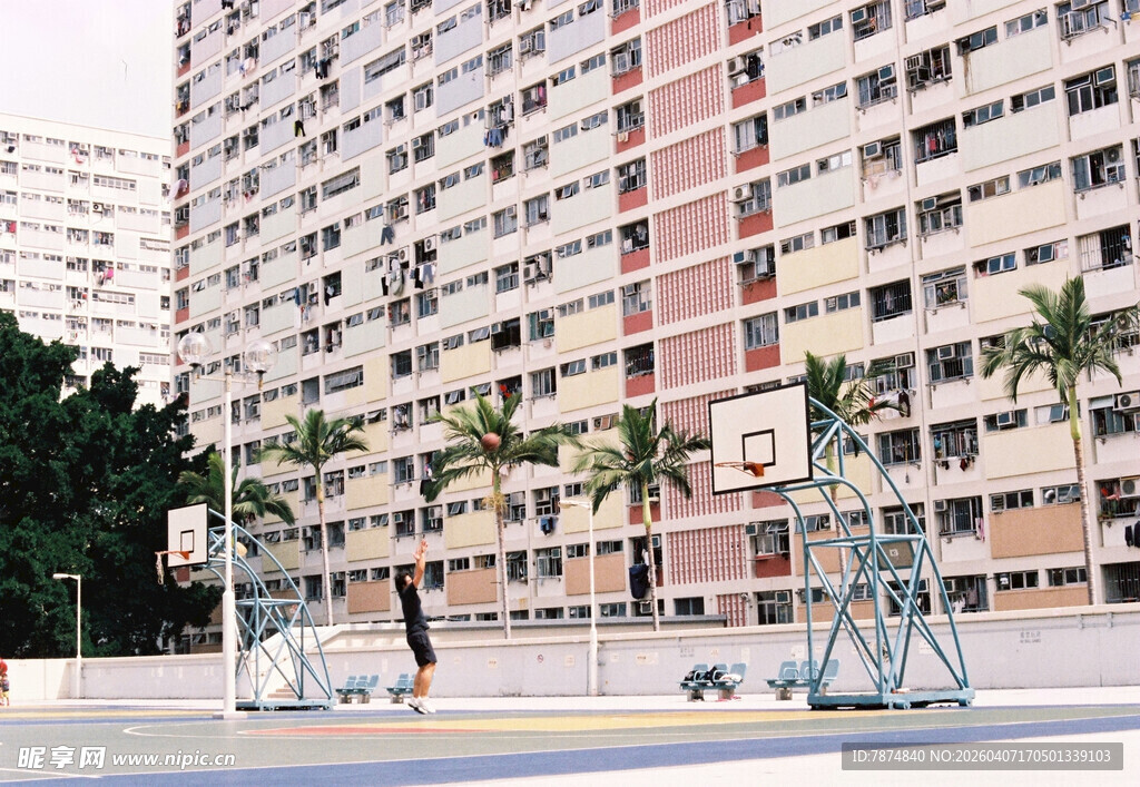 居民楼前的户外健身场地