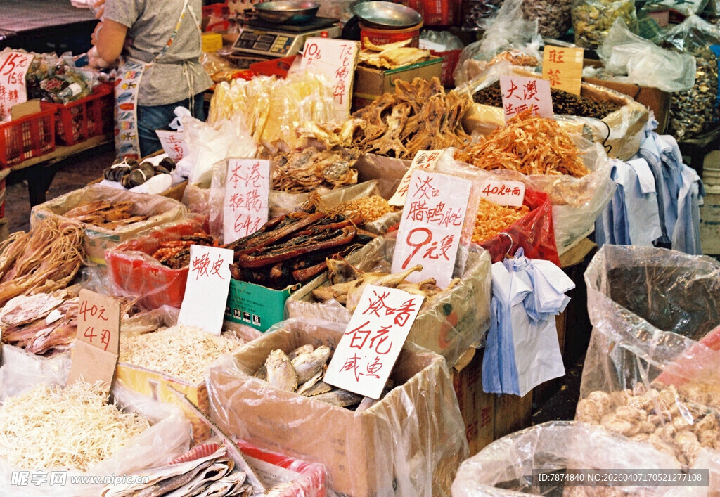 热闹街边零食摊