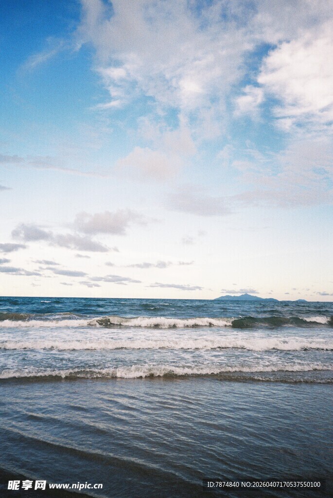海边美景 海浪与蓝天白云