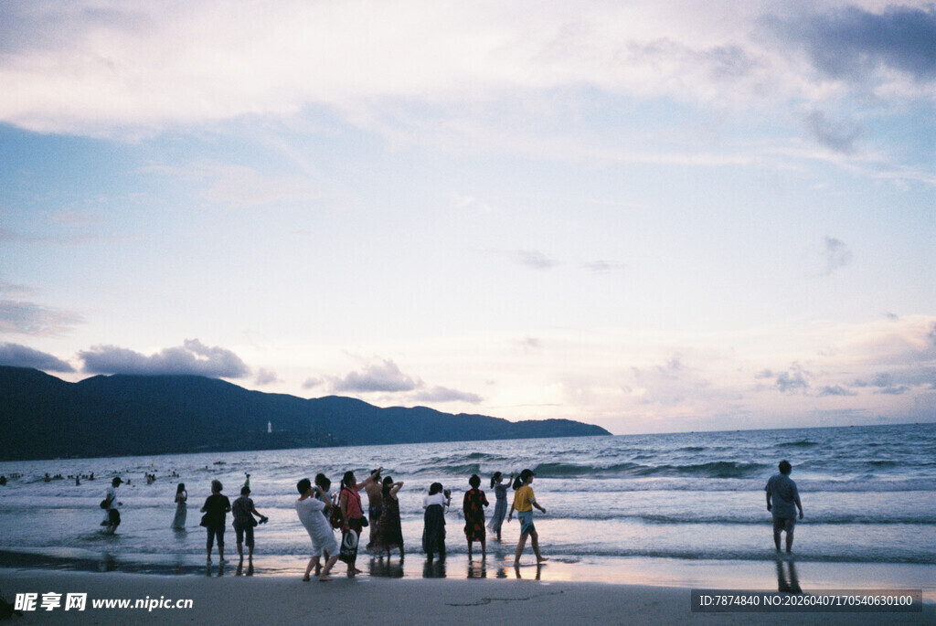 海滩上的人群与美丽海景