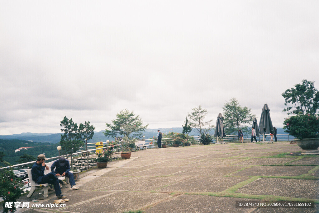 山坡上的休闲人群与美景
