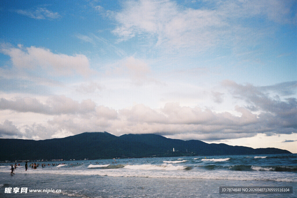 海边美景 远山白云海浪