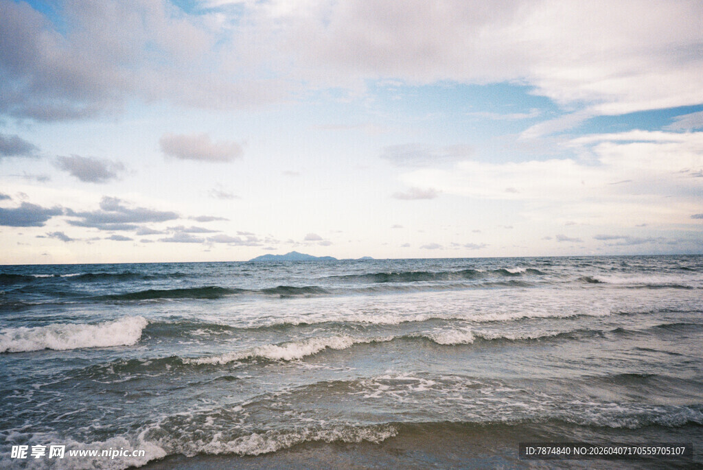 海上波浪与天空美景