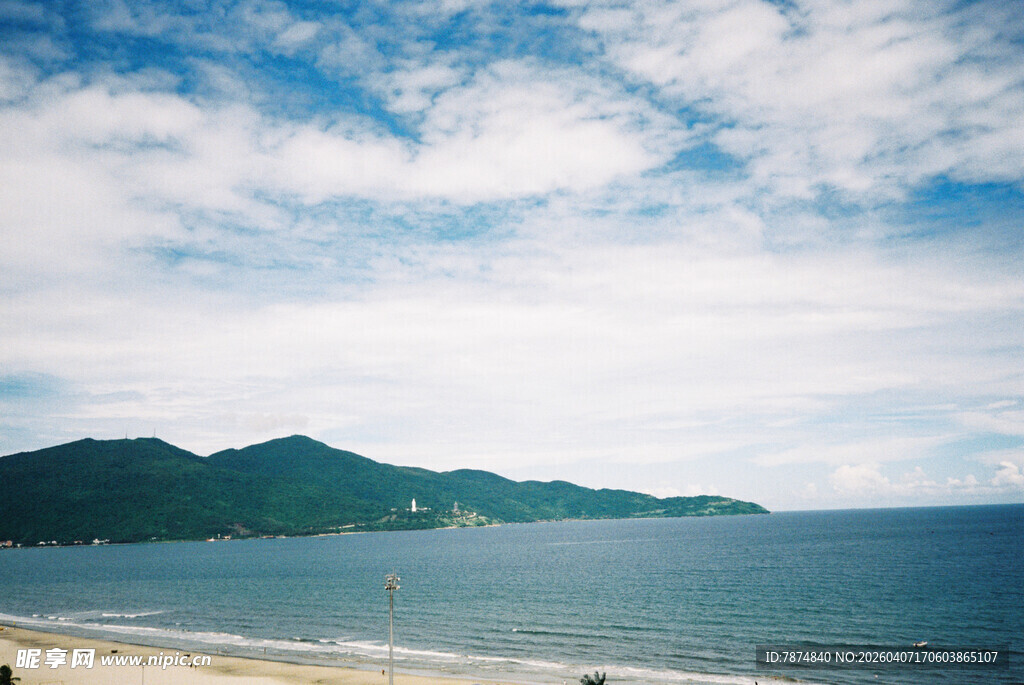 海边美景 远山与蓝天白云