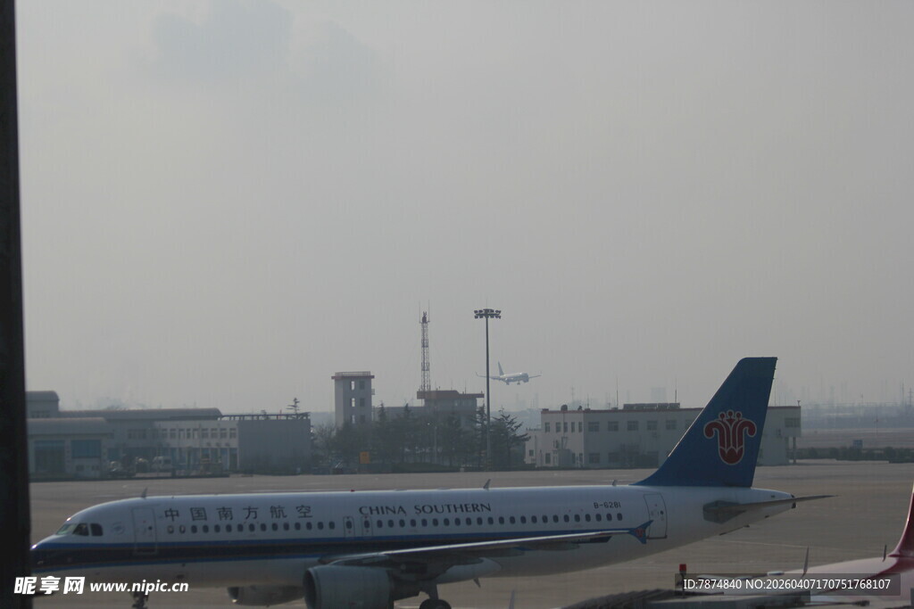 机场停机坪上的飞机