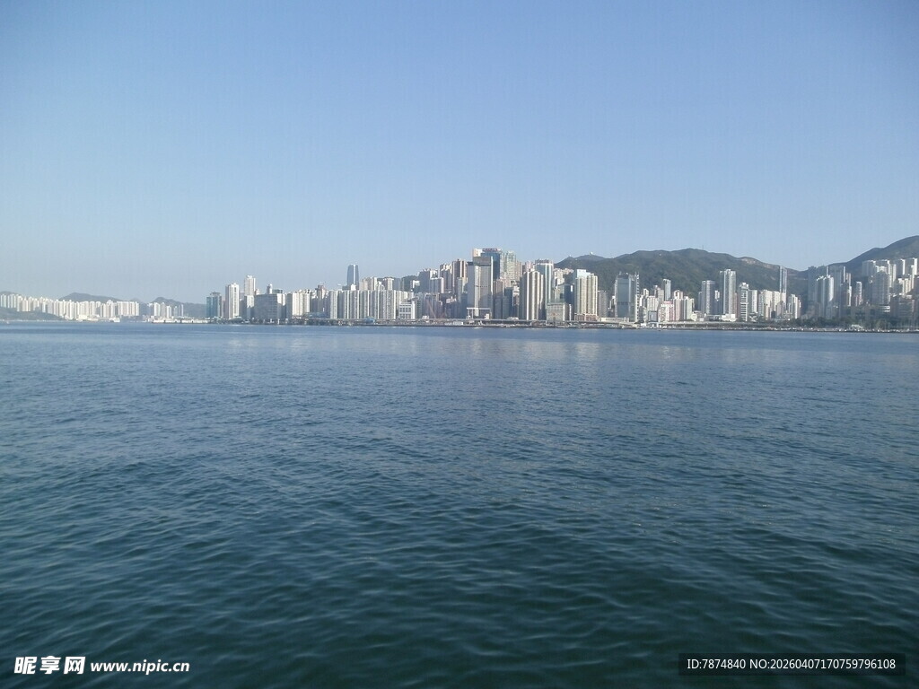 城市海滨风光远眺