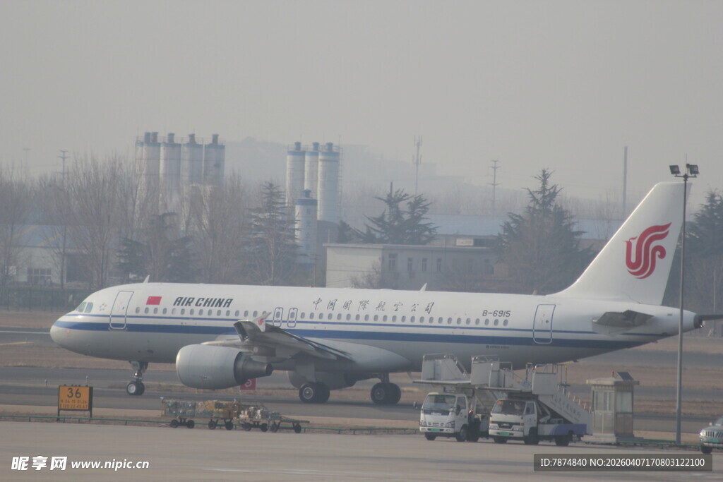机场停机坪上的大型客机