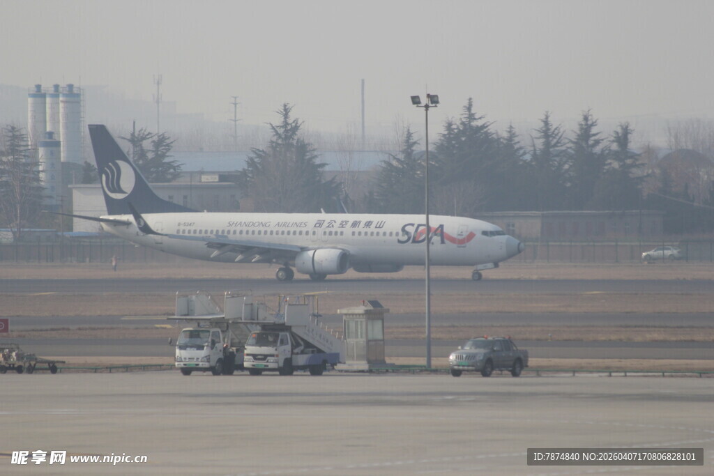 机场停机坪上的客机