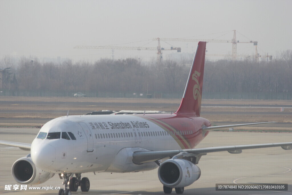 机场跑道上的红白相间飞机