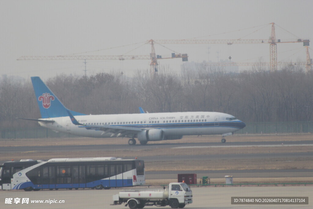 机场停机坪上的飞机