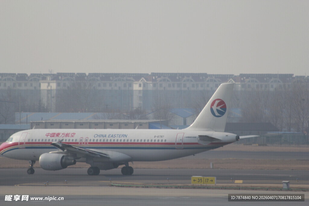 机场跑道上的航空公司飞机