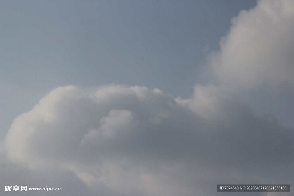 天空中的蓬松云朵