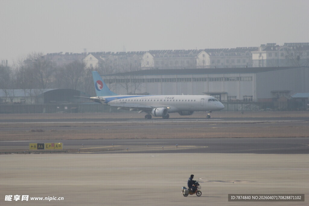 机场跑道上的摩托车与飞机