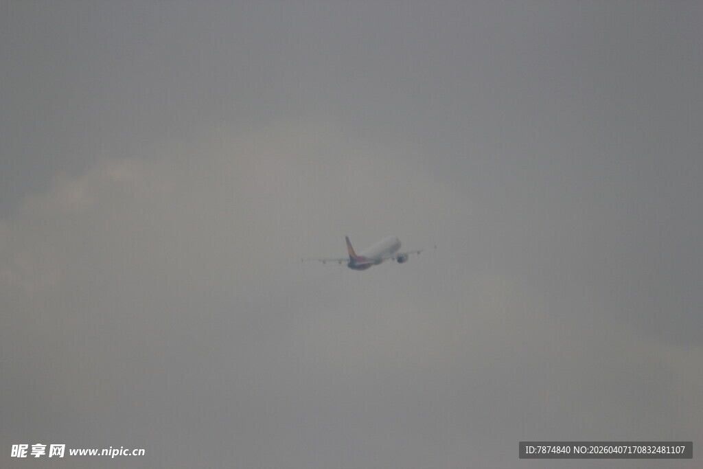 天空中飞行的一架飞机