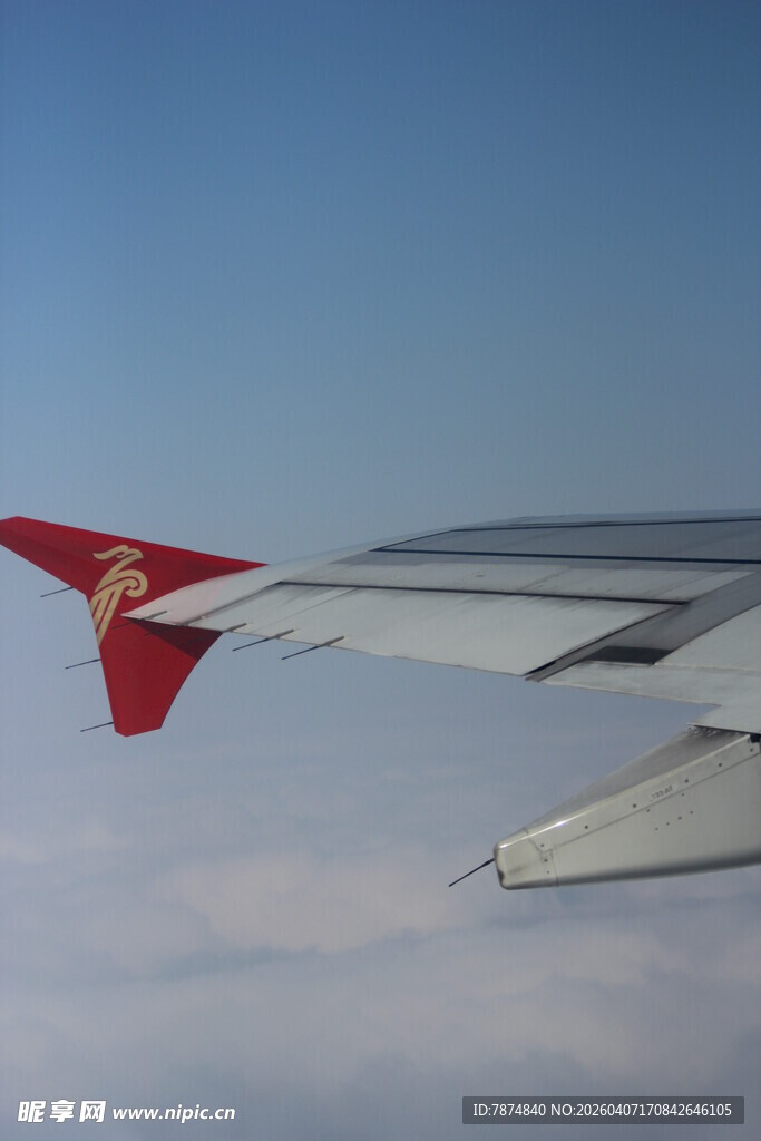 飞机机翼云端掠影