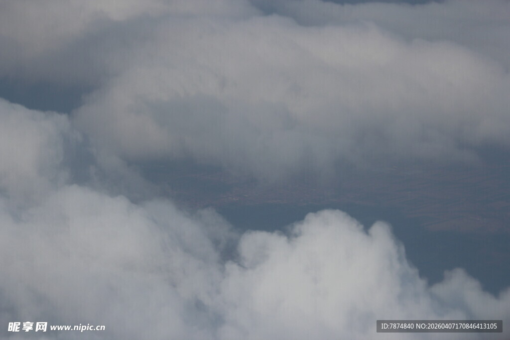 天空中的蓬松白云