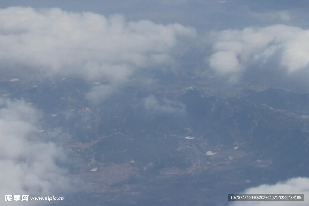 高空俯瞰云海与山峦
