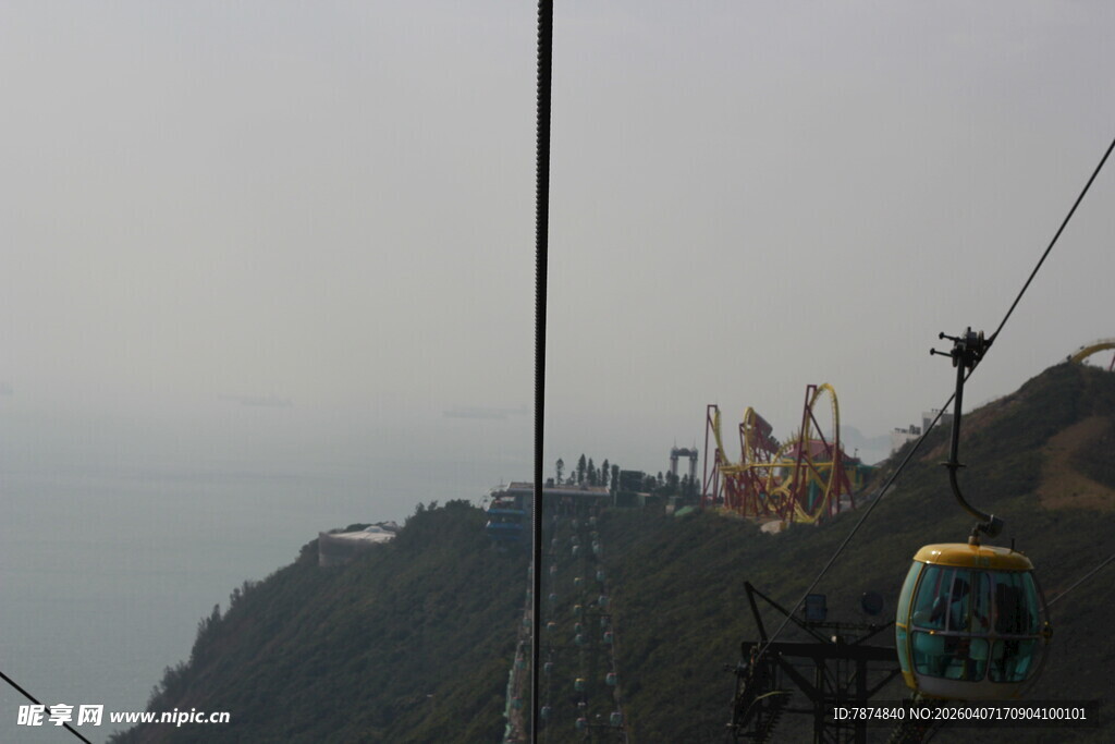 山间缆车穿梭于云雾之中