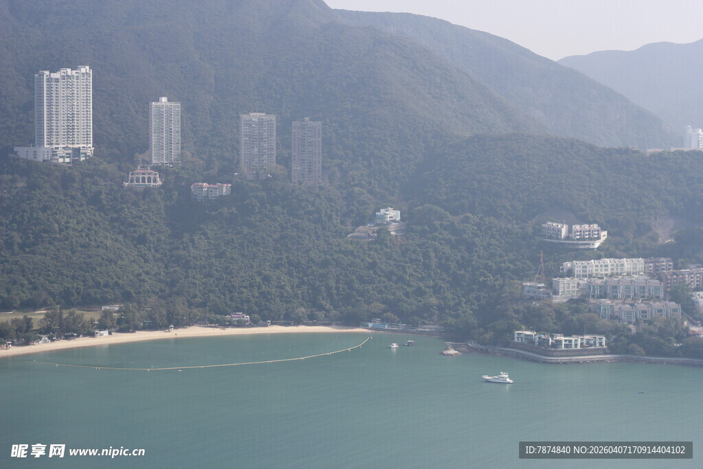 海滨城市山景与建筑群