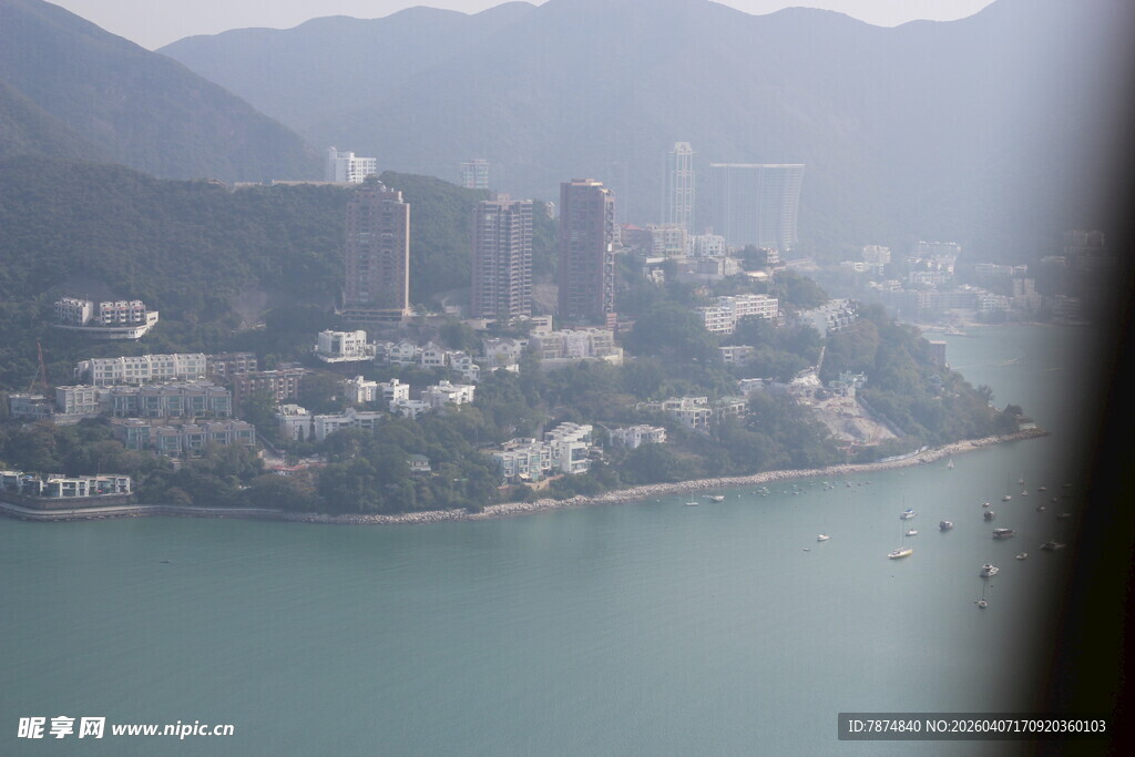 俯瞰山水间的城市景观