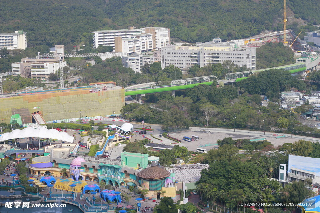 俯瞰多彩游乐区与周边景观