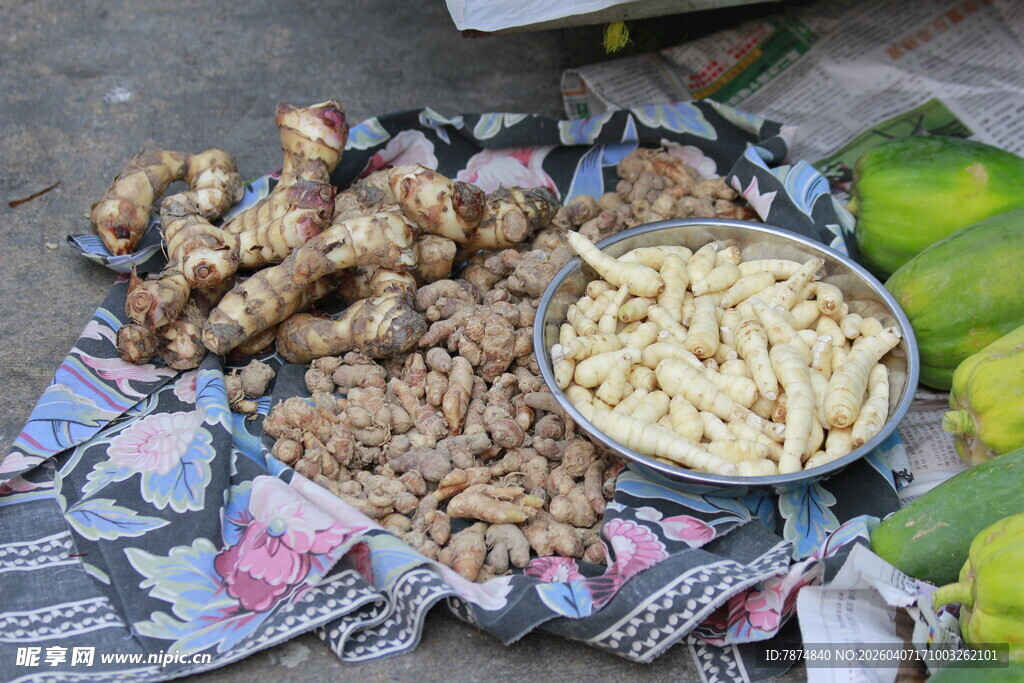 新鲜姜类食材与坚果组合