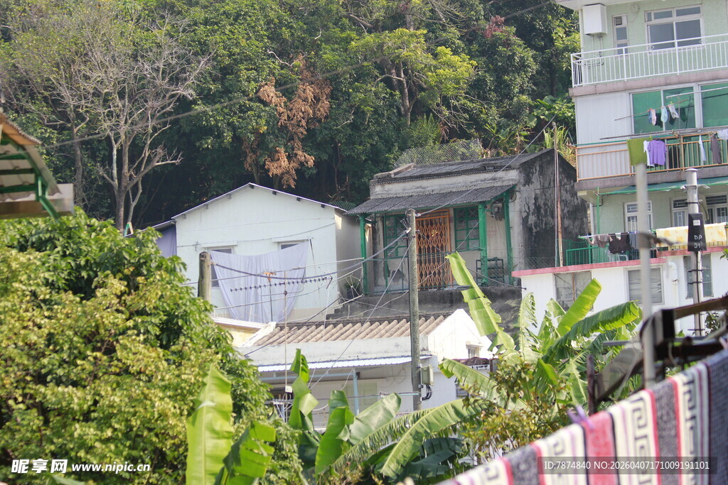 山林间的小屋与多彩布帘