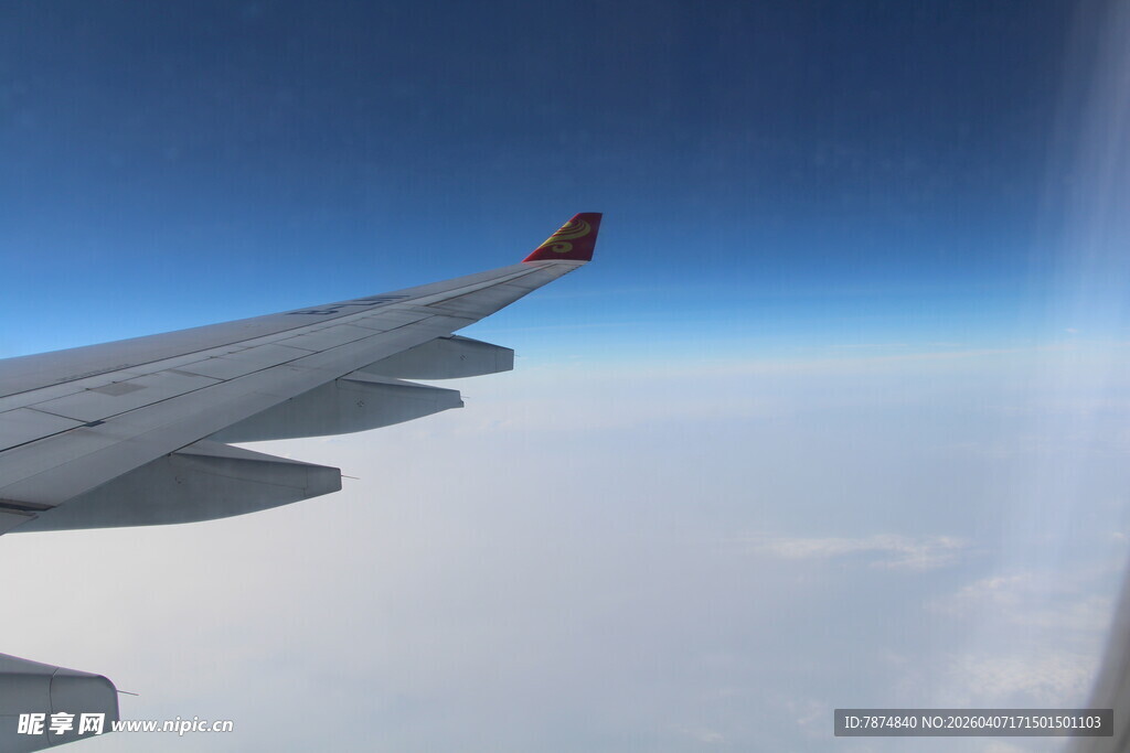 飞机机翼外的高空美景