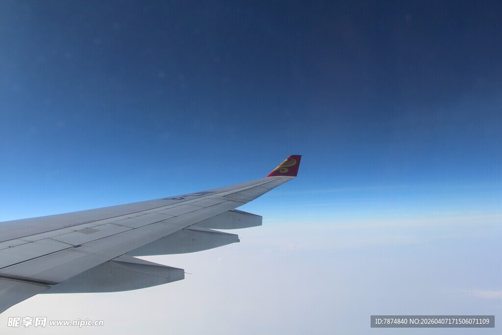 飞机机翼上的高空景致