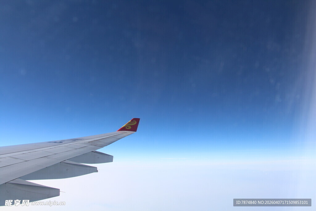 飞机翱翔于蓝天之上