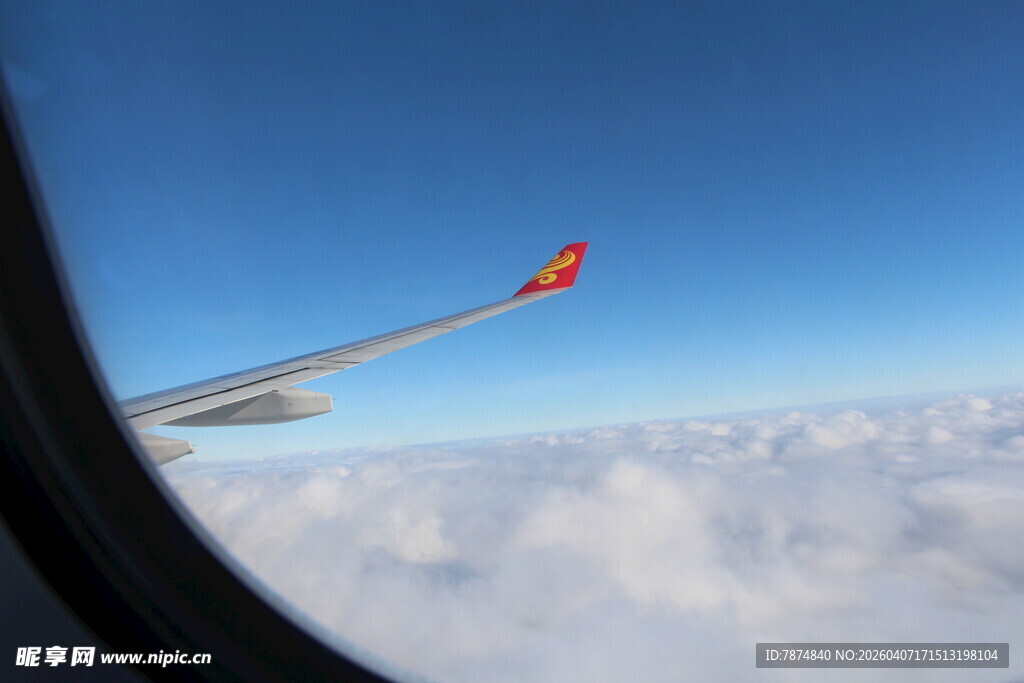 机窗外的云端机翼美景