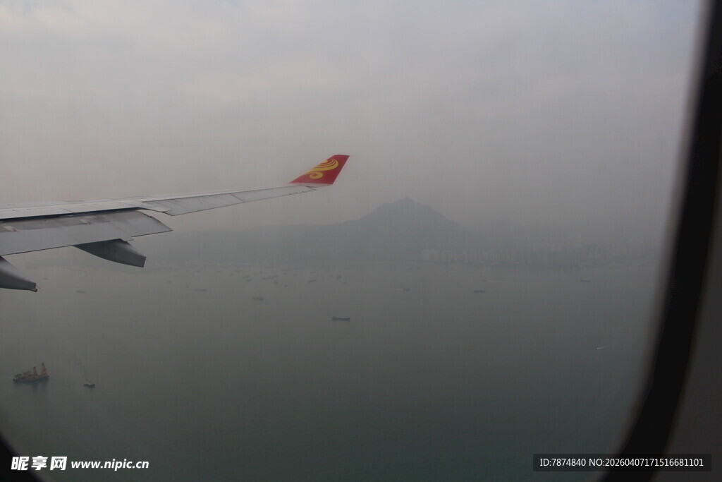 飞机窗外机翼与朦胧天际