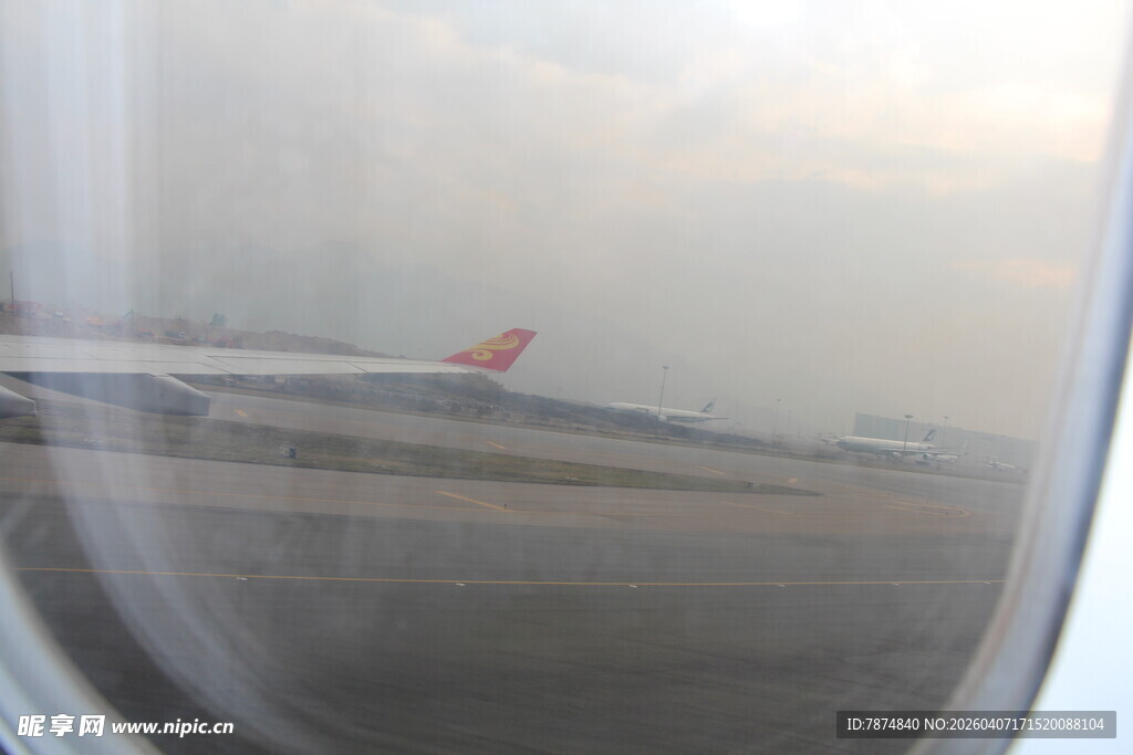 机窗视角下的机场跑道