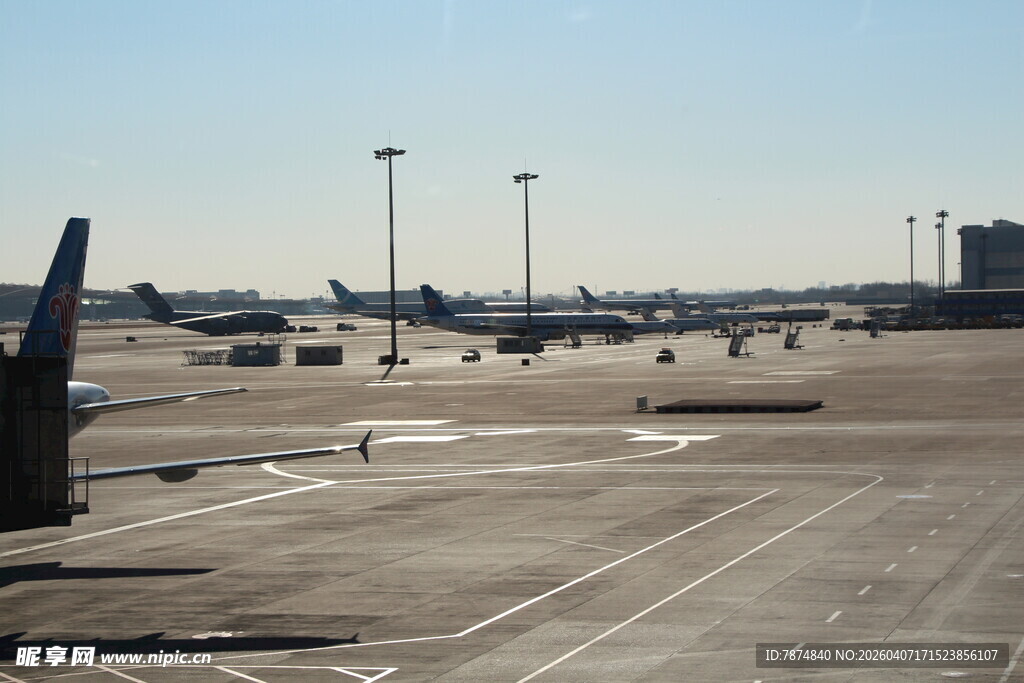 机场停机坪空旷景象
