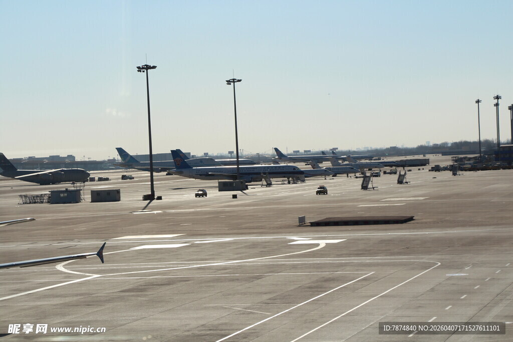 机场停机坪上的飞机景象