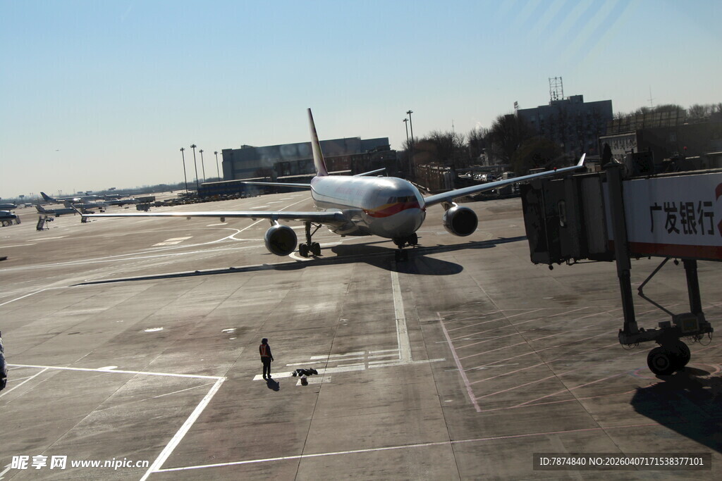 机场停机坪上的飞机与地勤