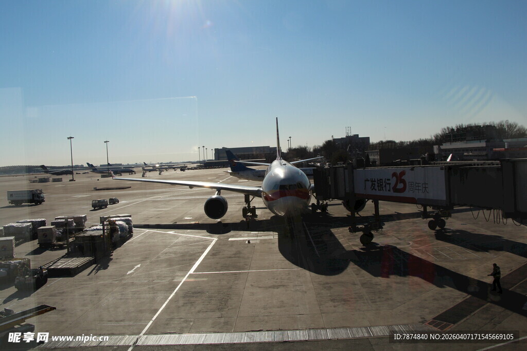 机场停机坪上的飞机